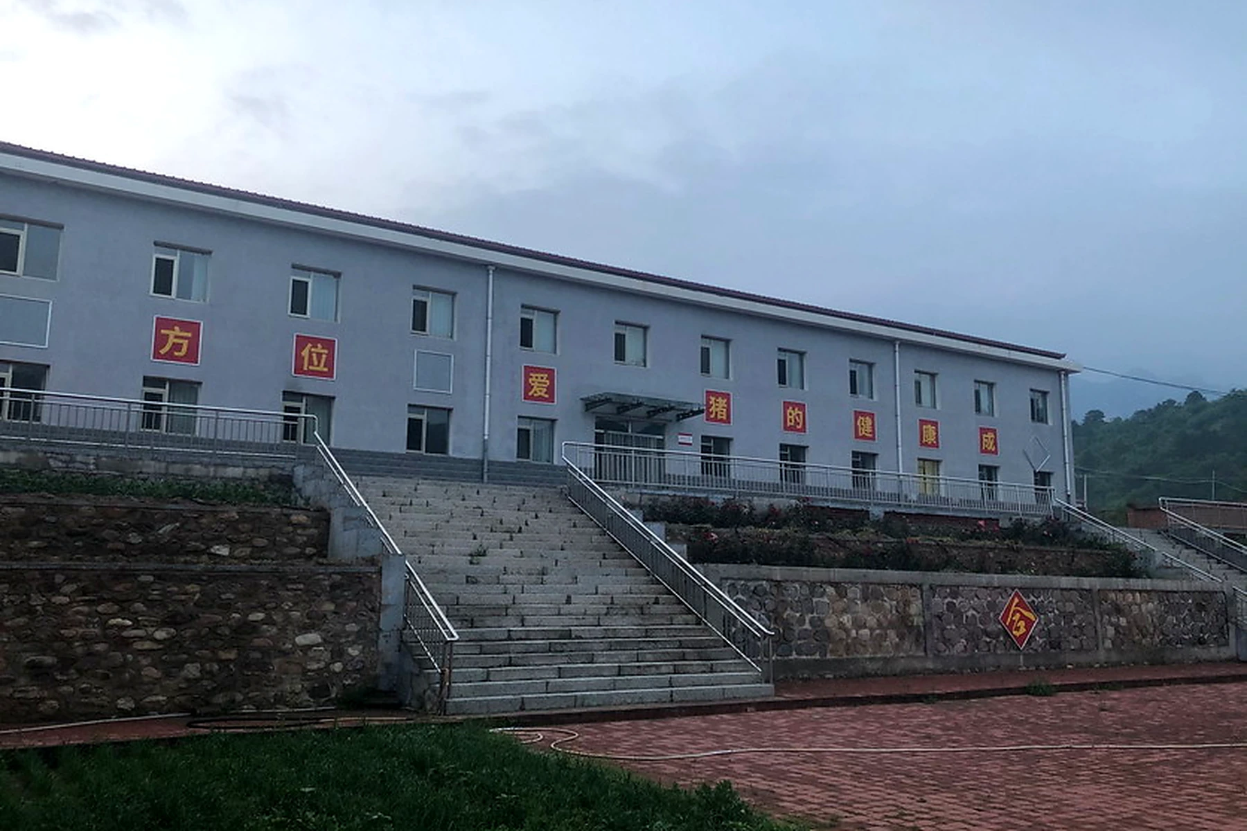 丰宁养猪场猪床供暖管改造